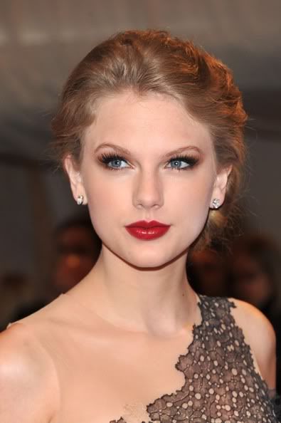 How To Do Taylor Swift Updo. What do you think?