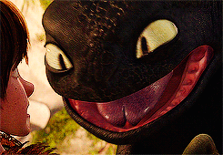 Toothless-and-fish-how-to-train-your-dragon-34871002-245-170.gif